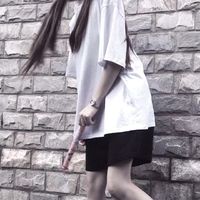戴墨镜酷酷的女孩微信头像(8)