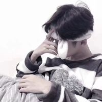 男生头像坐床上玩手机(7)