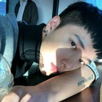 头像男生戴帽子坐车的(10)