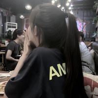 女生抱皮卡丘的头像大全(15)