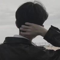 背景是绿色的男生站着头像(17)