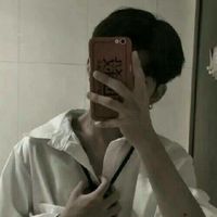 男生头像坐床上玩手机(20)