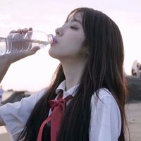 女生头像背靠墙黑白(3)
