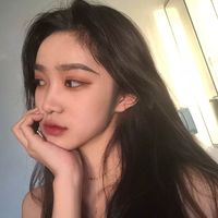 草坪抱狗的女生头像(20)