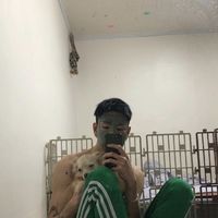 手拿着花的图片男生头像(15)