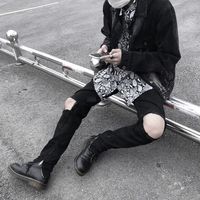 深蓝色背景的男头像男生