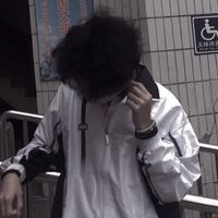 男生穿黑白的头像背影(7)