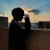 qq头像男生背书包背影(11)