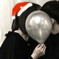 拿着心的情侣头像女生(20)