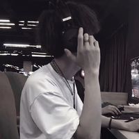 男生曲腿头像(4)