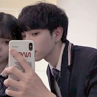 女生拿书 遮脸的情侣头像(5)