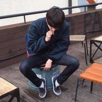 穿红色低头拿相机的男生头像(7)
