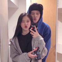 一个小男孩牵着一条狗的情侣头像(20)