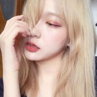 小清新半丸子头女生头像