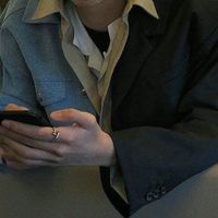 用手挡住脸的男生头像(12)