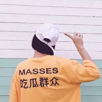 侧身迎着夕阳的情侣头像