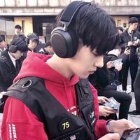 一个人阳光头像男生背影(9)