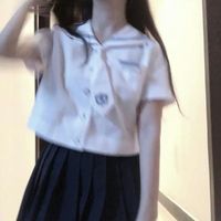 漂亮女生带圆眼镜侧面看书的头像(17)