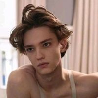 弹钢琴的男生阳光头像(10)