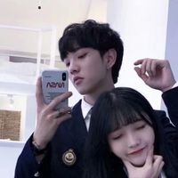 情侣头像 男的低头看(6)