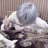 qq男生头像手拿烟花棒(16)