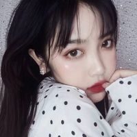 全身在草地女生头像(15)