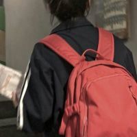 女生头像背靠墙黑白(9)