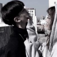 男孩把玫瑰花藏在背后的情侣头像(20)