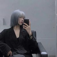 qq头像女生露肩短发(10)