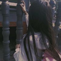 女生头发遮脸红唇头像