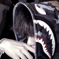 一个男生牵着气球的头像(13)