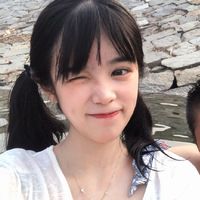 两个女生抓胸头像'
