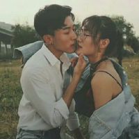 女生拿花的情侣头像个性网(5)