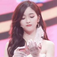 侧面女生头像。