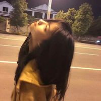 女生半身红唇头像