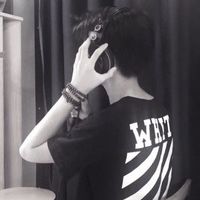 男生手拿玫瑰花qq头像(9)