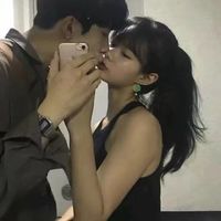 男生摸衣领情侣头像(4)