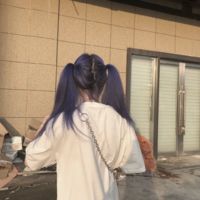 qq霸气女生头像拿着手机(17)