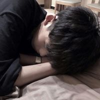 头像伤感孤独黑白男生