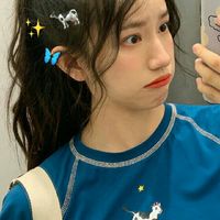 举着纸板的女生头像(15)