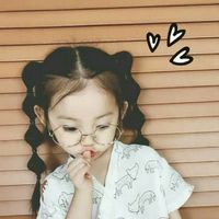 女孩拿花的图片情侣头像(17)