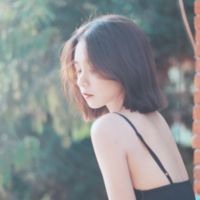 白色背景简约女生头像(3)