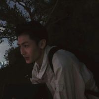 头像男生站在海边抱头(4)