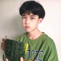 戴帽子短发男生头像(14)