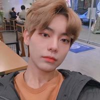 男生个性头像拿着酒杯