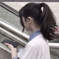 qq女生穿蝙蝠衣长发头像(13)