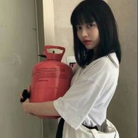 女生侧面长发白色婚裙坐着的头像(5)