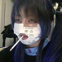 女生拿着花侧脸头像
