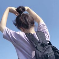 网图背景金发女生头像(7)
