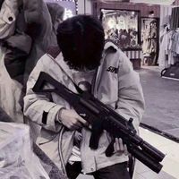 qq头像男生帅气戴耳钉